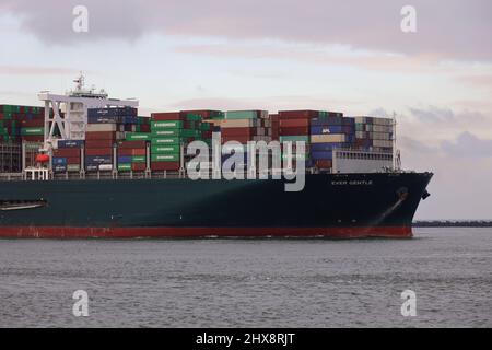 Le navire à conteneurs toujours doux atteindra le port de Rotterdam le soir du 14 novembre 2021. Banque D'Images