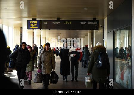 Kiev, Ukraine. 10th mars 2022. La gare centrale de Kiev, Kyiv-Pasazhyrskyi, est devenue un arrêt intégral pour les Ukrainiens fuyant la violence de l'invasion russe. Plus de 2 millions d'Ukrainiens ont franchi les frontières de la Pologne, de la Roumanie et de la Moldavie en tant que réfugiés en raison de l'invasion russe. Crédit : SOPA Images Limited/Alamy Live News Banque D'Images