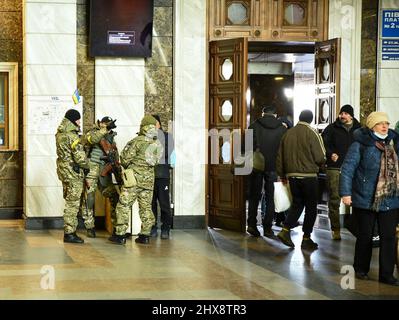 Kiev, Ukraine. 10th mars 2022. L'armée ukrainienne et la patrouille de défense territoriale surveillent la gare centrale de Kiev. Plus de 2 millions d'Ukrainiens ont franchi les frontières de la Pologne, de la Roumanie et de la Moldavie en tant que réfugiés en raison de l'invasion russe. Crédit : SOPA Images Limited/Alamy Live News Banque D'Images