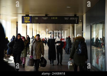 Kiev, Ukraine. 10th mars 2022. La gare centrale de Kiev, Kyiv-Pasazhyrskyi, est devenue un arrêt intégral pour les Ukrainiens fuyant la violence de l'invasion russe. Plus de 2 millions d'Ukrainiens ont franchi les frontières de la Pologne, de la Roumanie et de la Moldavie en tant que réfugiés en raison de l'invasion russe. (Photo de Madeleine Kelly/SOPA Images/Sipa USA) crédit: SIPA USA/Alay Live News Banque D'Images