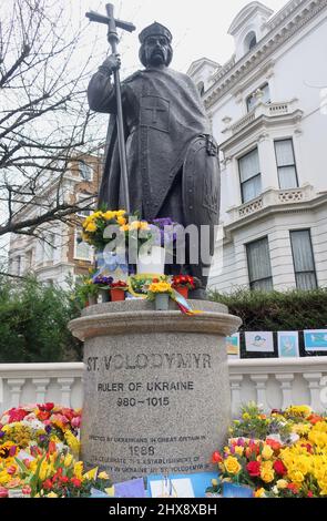 Londres, Royaume-Uni. 10th mars 2022. Les supporters de l'Ukraine laissent des messages et des fleurs à la Statue de Volodymyr dans le parc Holland. Crédit : Brian Minkoff/Alamy Live News Banque D'Images