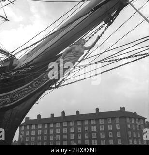 1950s, historique, navire-tondeuse britannique à front ou arc, Cutty Sark, Greenwich, sud-est de Londres, Angleterre, Royaume-Uni montrant la figure 'Nannie' la sorcière, avec sa main tendue. Ces chiffres étaient considérés comme des charmes chanceux. 'Nannie' vient de Tam O' Shanter, un poème de l'écrivain écossais Robert Burns. Construit en 1869 à Dumbarton, en Écosse, pour transporter le thé de retour de Chine, Cutty Sark est devenu célèbre pour ses passages record vers presque tous les ports du monde. C'est la seule tondeuse à thé survivant. Banque D'Images