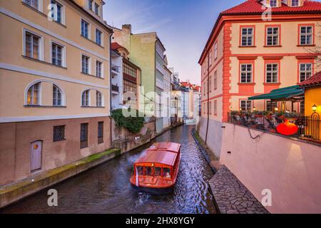 Maisons historiques le long de la crique de Vltava appelée Certovka, petite ville à Prague, République tchèque, Europe. Banque D'Images