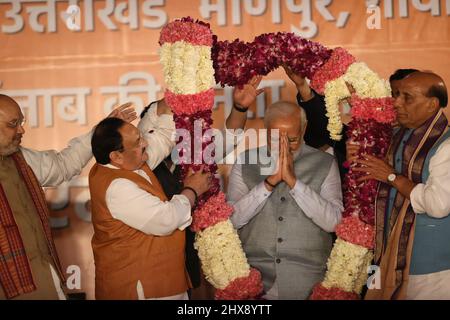 New Delhi, Inde. 10th mars 2022. Le chef du Parti Bharatiya Janata (BJP) et le Premier ministre indien Narendra Modi (2R) se féliciteront au siège du BJP lors d'une cérémonie pour célébrer la victoire du parti aux élections de l'Assemblée de quatre États, (Credit image: © Karma Sonam Bhutia/ZUMA Press Wire) Credit: ZUMA Press, Inc./Alay Live News Banque D'Images