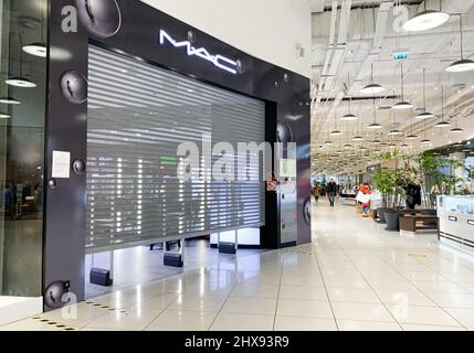 Moscou, Russie, mars 2022 : M.A.C. Le magasin de cosmétiques suspend le travail en Russie. Les boutiques de marque du centre commercial sont fermées. Les clients passent. Banque D'Images