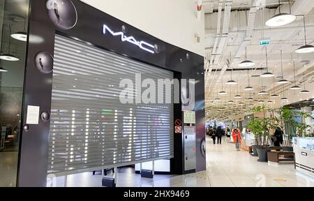 Moscou, Russie, mars 2022 : M.A.C. Le magasin de cosmétiques suspend le travail en Russie. Les boutiques de marque du centre commercial sont fermées. Les clients passent. Banque D'Images