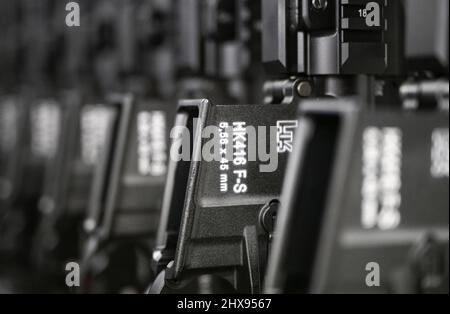 Oberndorf, Allemagne. 28th févr. 2022. Dans le hall de production du fabricant d'armes Heckler & Koch à Oberndorf, HK416 fusils d'assaut finis sont alignés. Credit: Bernd Weißbrod/dpa/Alay Live News Banque D'Images