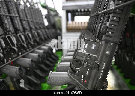 Oberndorf, Allemagne. 28th févr. 2022. HK416 fusils d'assaut finis sont alignés dans le hall de production du fabricant d'armes Heckler & Koch à Oberndorf. Credit: Bernd Weißbrod/dpa/Alay Live News Banque D'Images