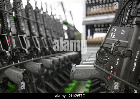 Oberndorf, Allemagne. 28th févr. 2022. HK416 fusils d'assaut finis sont alignés dans le hall de production du fabricant d'armes Heckler & Koch à Oberndorf. Credit: Bernd Weißbrod/dpa/Alay Live News Banque D'Images