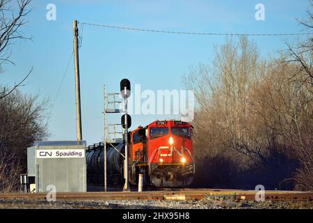 Elgin, Illinois, États-Unis. Deux locomotives dirigent un train de marchandises unitaire vers un croisement des voies du chemin de fer canadien Pacifique. Banque D'Images