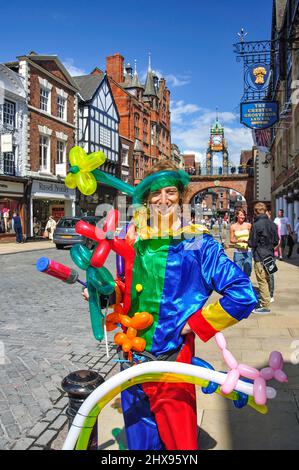 Ballon de l'enfant artiste dans Eastgate Street, Chester, Cheshire, Angleterre, Royaume-Uni Banque D'Images