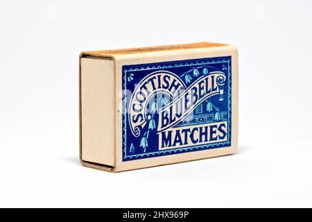 Gros plan sur une ancienne boîte de correspondance en carton, portant la marque Scottish Bluebell matches, fabriquée par Bryant et May, isolée sur fond blanc.