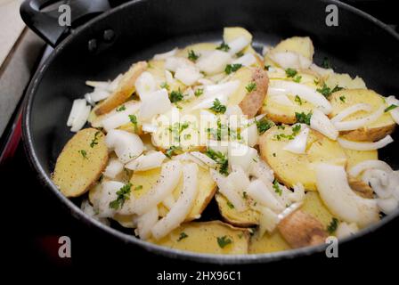 Tranches de pommes de terre et tranches d'oignon dans une poêle à frire Banque D'Images