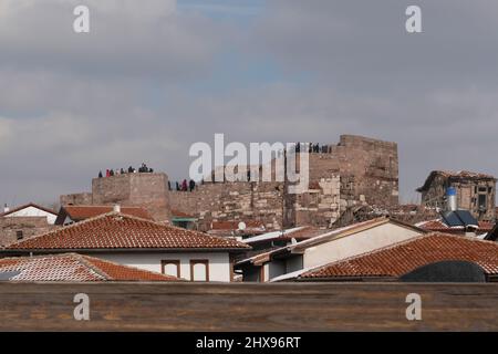 Ankara, Turquie - Mars 07 2022: Vue de loin du château d'Ankara avec des toits résidentiels Banque D'Images