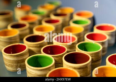 Tasses en céramique colorées alignées. Mise au point sélective. Banque D'Images