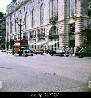 Bus à impériale dans la circulation de Londres ca. 1971 Banque D'Images