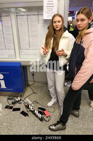 Cracovie. Cracovie. Pologne. Les réfugiés ukrainiens, pour la plupart des femmes et des enfants, campent dans les couloirs et les couloirs de la gare. Certains d'entre eux waiti Banque D'Images