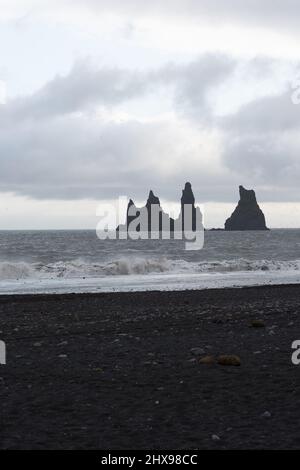 Belle vue aérienne de la célèbre plage de sable noir et de ses formations rocheuses de Masive vues de la ville de vie en Islande Banque D'Images