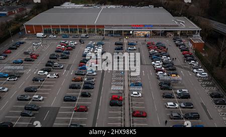 Wigan, Royaume-Uni: 10 mars 2022: Image aérienne au-dessus de la boutique Tesco Extra et parking au parc de détail. Banque D'Images