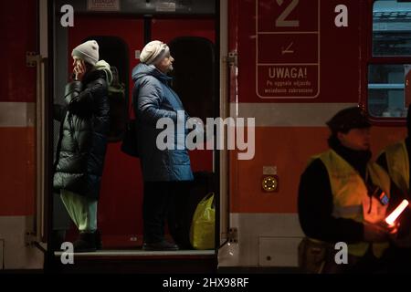 Medyka, Pologne. 10th mars 2022. Les réfugiés d'Ukraine sont sur un train en direction de Przemysl. Credit: Sebastian Gollnow/dpa/Alay Live News Banque D'Images