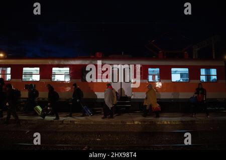 Medyka, Pologne. 10th mars 2022. Les réfugiés sont à bord d'un train en direction de Przemysl. Credit: Sebastian Gollnow/dpa/Alay Live News Banque D'Images