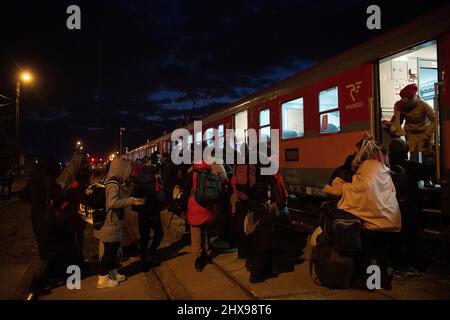 Medyka, Pologne. 10th mars 2022. Les réfugiés sont à bord d'un train en direction de Przemysl. Credit: Sebastian Gollnow/dpa/Alay Live News Banque D'Images
