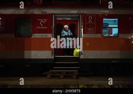 Medyka, Pologne. 10th mars 2022. Un réfugié d'Ukraine se tient sur un train pour Przemysl. Credit: Sebastian Gollnow/dpa/Alay Live News Banque D'Images