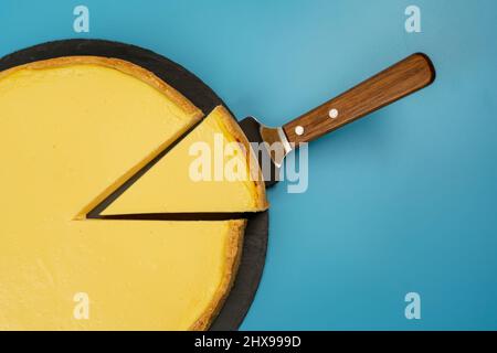 Vue de dessus d'un gâteau au fromage allemand sur fond bleu. Banque D'Images