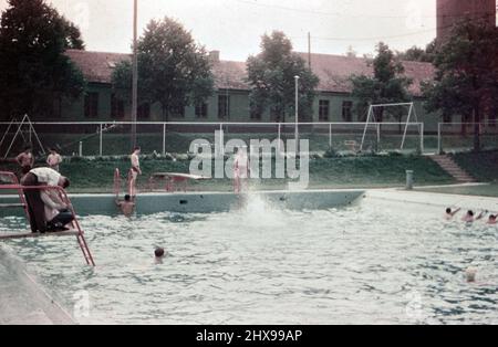 Les enfants s'amusent dans une piscine environ 1950s ou début 1960s Banque D'Images