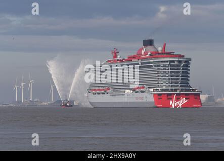 10/03/2022 Thames Gravesend Royaume-Uni Virgin Voyages nouveau navire de croisière Valiant Lady fait ses débuts sur la Tamise ce matin accompagné d'une spe Banque D'Images