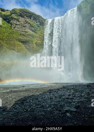 Belle vue aérienne de l'immense cascade de Skogafoss et de son arc-en-ciel en été. Cascade des Islandais Banque D'Images