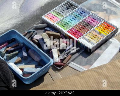 Gros plan des pastels de l'artiste sur le terrain en préparation à la création d'un dessin lors d'un festival de peinture de rue Banque D'Images