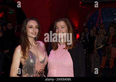 Paris, France. 08th mars 2022. Le modèle Mathilde Bernardini Parenti et Juliette Dubois posent pendant le défilé de mode de Castel Banque D'Images