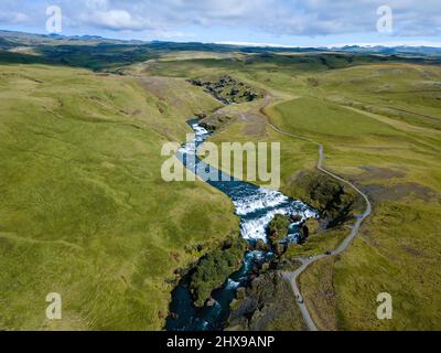 Belle vue aérienne de l'immense cascade de Skogafoss et de son arc-en-ciel en été. Cascade des Islandais Banque D'Images