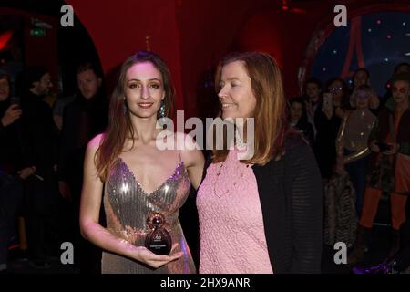 Paris, France. 08th mars 2022. Le modèle Mathilde Bernardini Parenti et Juliette Dubois posent pendant le défilé de mode de Castel Banque D'Images