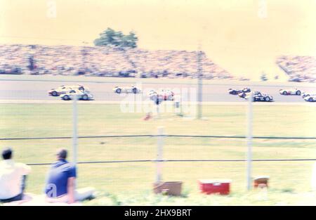 1960s Auto Racing: Une course de type voiture de championnat USAC. Une piste de course non identifiée. CA. 1963 Banque D'Images