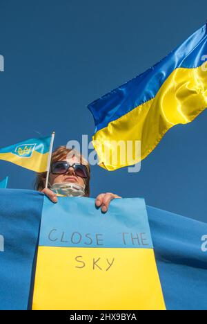 Rome, Italie. 10th mars 2022. Des citoyens et des partisans ukrainiens manifestent près de l'ambassade de Russie, contre la guerre et pour la paix en Ukraine, à Rome (Italie), le 10 mars 2022. Selon le Haut Commissariat des Nations Unies pour les réfugiés (HCR), l'invasion militaire de la Russie en Ukraine, Qui a commencé le 24 février, a causé la destruction des infrastructures civiles, ainsi que des victimes civiles, avec des dizaines de milliers de personnes déplacées à l'intérieur du pays et plus de deux millions de réfugiés fuyant l'Ukraine, le 10 mars 2022 à Rome, Italie crédit: Agence de photo indépendante/Alay Live News Banque D'Images