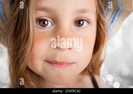 Portrait de petite fille drôle sur fond étincelant Banque D'Images