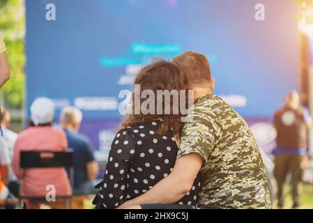 Couple regardant un film dans un cinéma d'été. Banque D'Images