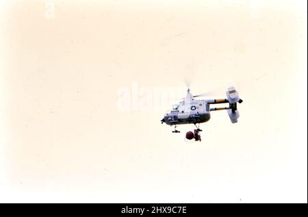 États-Unis Air Force Kaman HH-43 hélicoptère de sauvetage Huskie en vol vers. 1969 Banque D'Images