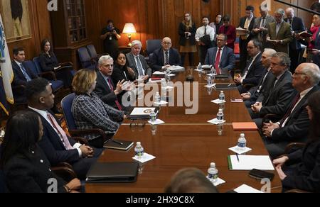 Washington DC, États-Unis. 10th mars 2022. Le procureur général des États-Unis, Merrick Garland, convoque une réunion des chefs de composante du ministère de la Justice avant l'anniversaire de sa prestation de serment au ministère de la Justice à Washington, DC, le jeudi 10 mars 2022. Garland a prêté serment le 11 mars 2021. Photo de piscine par Kevin Lamarque/UPI crédit: UPI/Alay Live News Banque D'Images