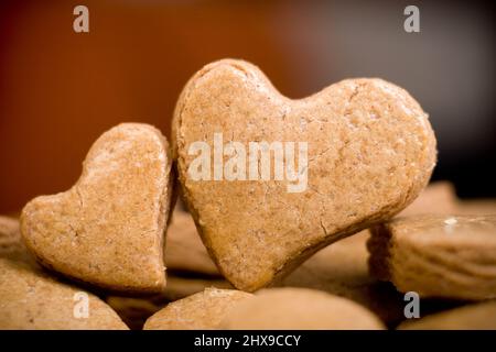 Deux cookies en forme de cœur, de produits de boulangerie frais, gros plan Banque D'Images