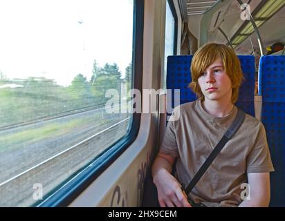 Garçon en attente dans la station pour le train Banque D'Images