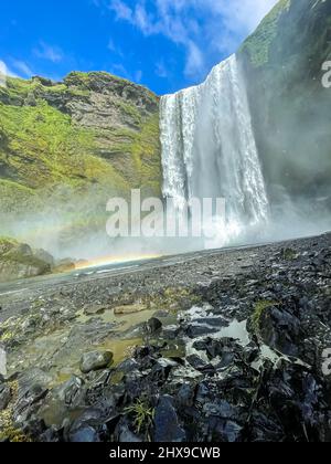 Belle vue aérienne de l'immense cascade de Skogafoss et de son arc-en-ciel en été. Cascade des Islandais Banque D'Images