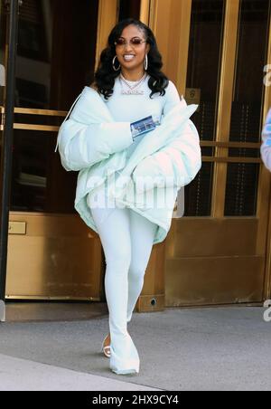 New York, États-Unis. 10th mars 2022. Shenseea vu en ville tout en faisant la promotion de son nouvel album, Alpha, le 10 mars 2022 à New York. Crédit : RW/Media Punch/Alamy Live News Banque D'Images