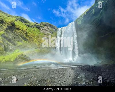 Belle vue aérienne de l'immense cascade de Skogafoss et de son arc-en-ciel en été. Cascade des Islandais Banque D'Images