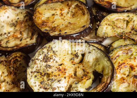 Gros plan d'une tranche d'aubergine cuite avec des épices. Nourriture maison et saine. Banque D'Images