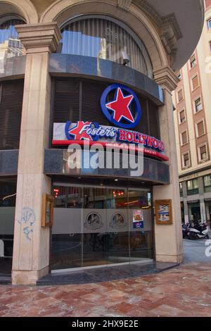 Février 2022. Valence, Espagne. Image de la porte d'un restaurant de la marque Foster's Hollywood dans un quartier central de la ville de Valence Banque D'Images