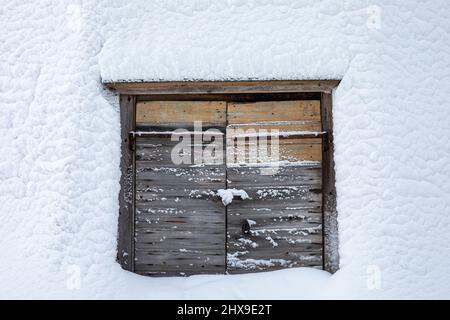 Ancienne porte en bois sur un mur recouvert de neige au Musée en plein air de Seurasaari à Helsinki, en Finlande Banque D'Images