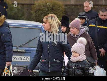 Kiev, Ukraine. 10th mars 2022. Les Ukrainiens évacués des zones entourant la capitale ukrainienne, Kiev, attendent sur les bus après être arrivés à un point de triage à Kiev, en Ukraine, le jeudi 10 mars 2022. Photo par Service d'urgence de l'Etat ukrainien / crédit: UPI/Alamy Live News Banque D'Images